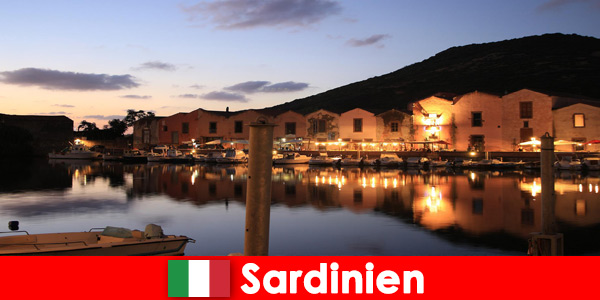 La Sardegna in Italia offre un'immagine mozzafiato di questa bellissima isola sia di sera che di giorno