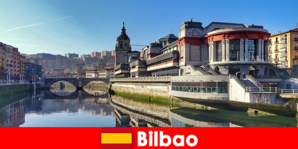 Consiglia le gite in barca per la città con vista su molte attrazioni di Bilbao in Spagna