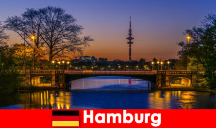 Amburgo in Germania invita i turisti nella città dei canali