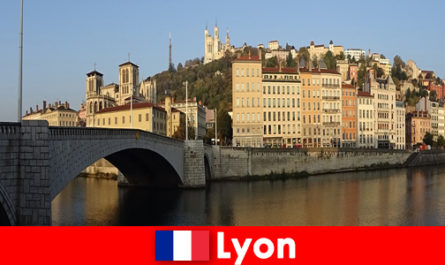 Scopri luoghi popolari e cucina classica a Lione Francia