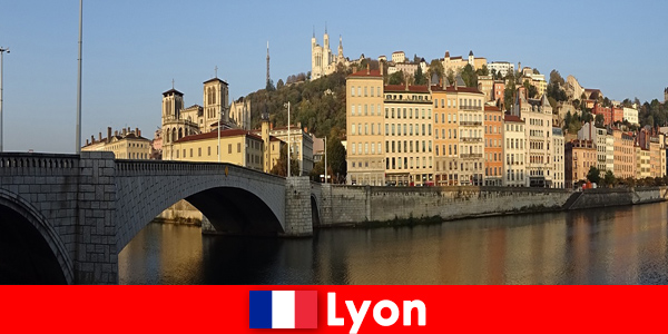 Scopri luoghi popolari e cucina classica a Lione Francia