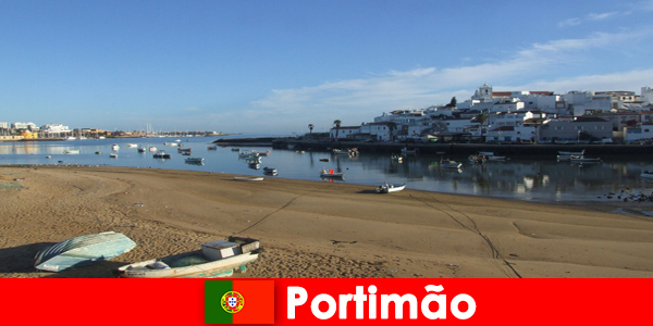 Piccole barche, acqua cristallina e tempo splendido a Portimão