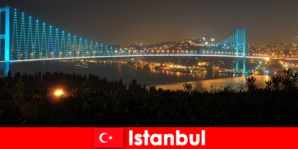 Luci colorate e folle di persone illuminano la notte di Istanbul