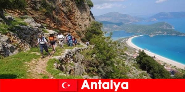 Goditi passeggiate nella natura con foreste verdi e splendide viste in Turchia Antalya